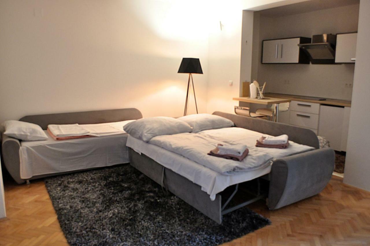 Apartman Dina Apartamento Tuzla Exterior foto