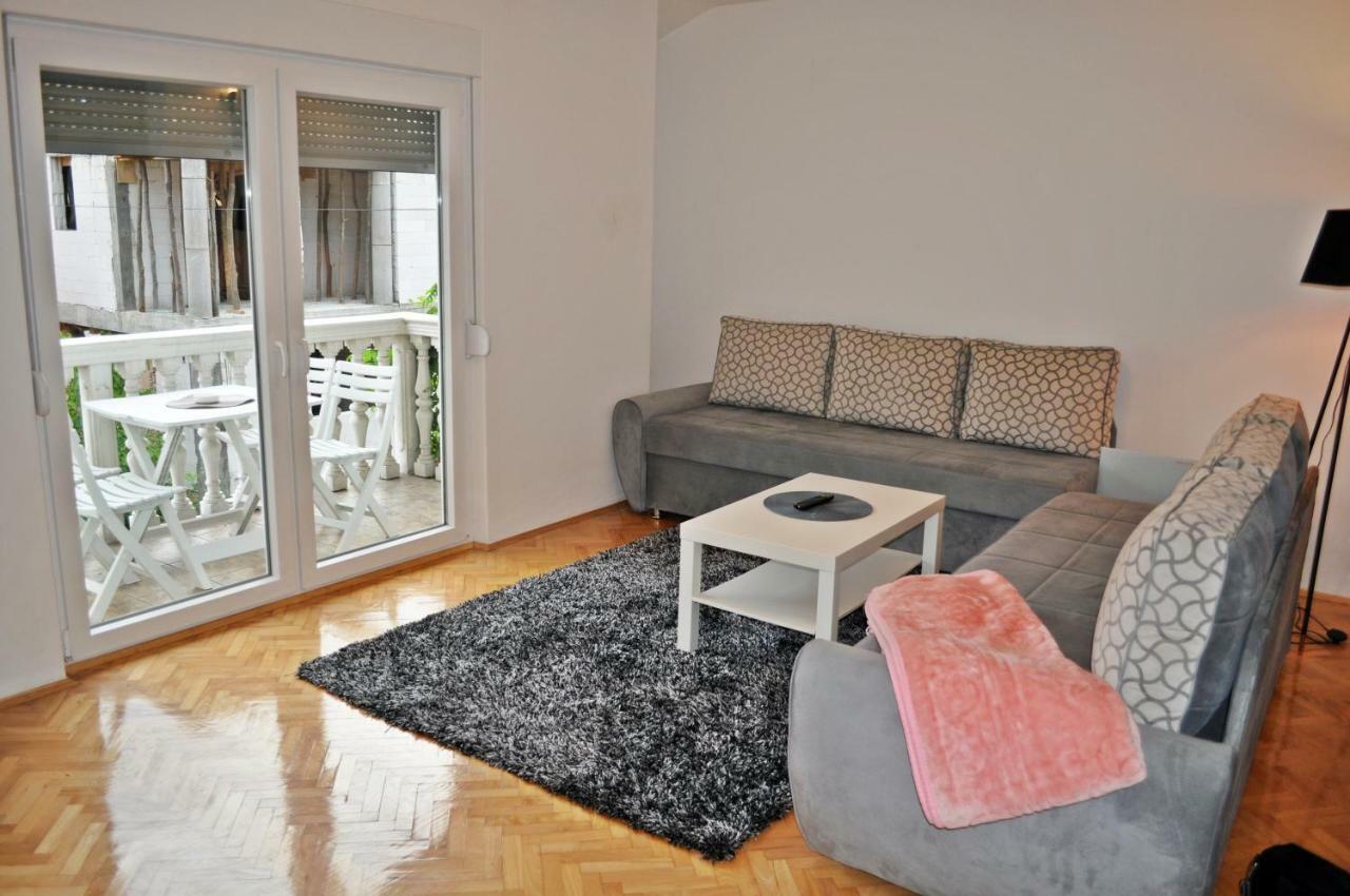 Apartman Dina Apartamento Tuzla Exterior foto