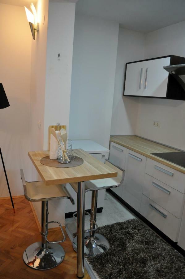 Apartman Dina Apartamento Tuzla Exterior foto