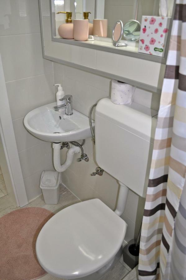 Apartman Dina Apartamento Tuzla Exterior foto